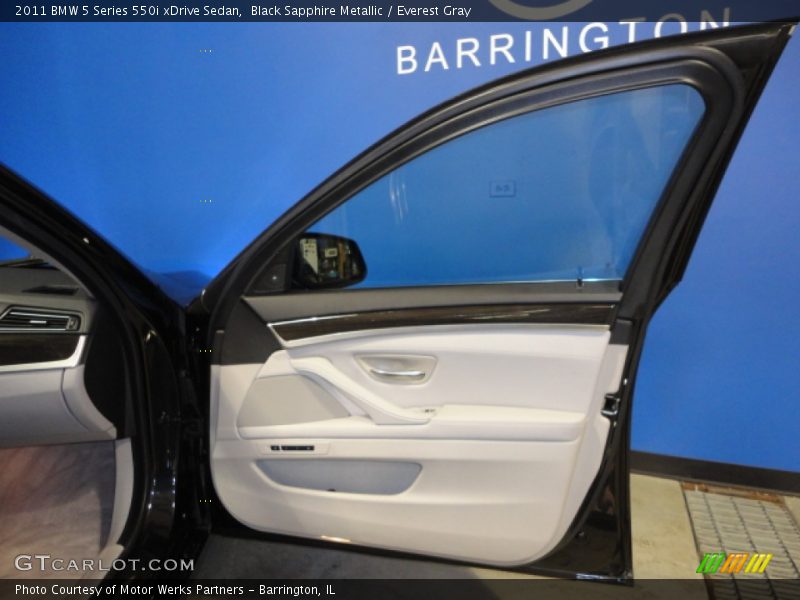 Black Sapphire Metallic / Everest Gray 2011 BMW 5 Series 550i xDrive Sedan