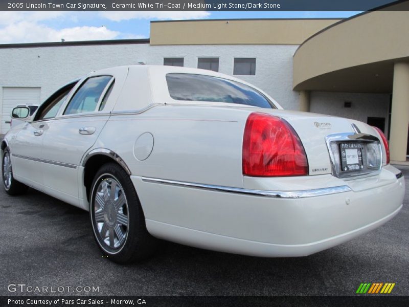 Ceramic White Tri-Coat / Medium Light Stone/Dark Stone 2005 Lincoln Town Car Signature