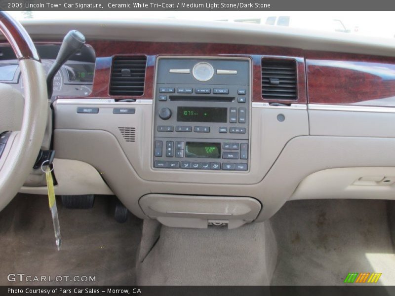 Ceramic White Tri-Coat / Medium Light Stone/Dark Stone 2005 Lincoln Town Car Signature