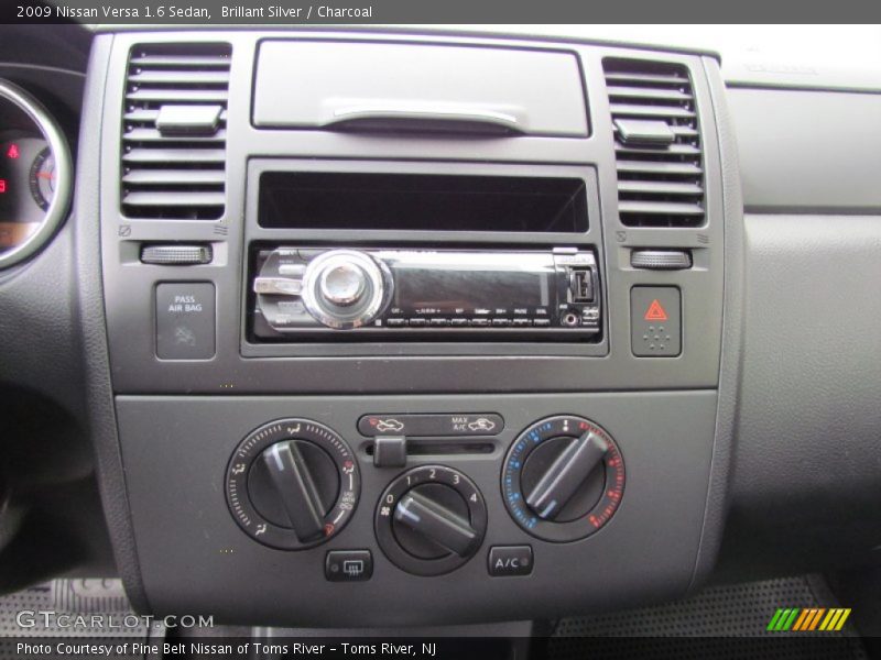 Brillant Silver / Charcoal 2009 Nissan Versa 1.6 Sedan