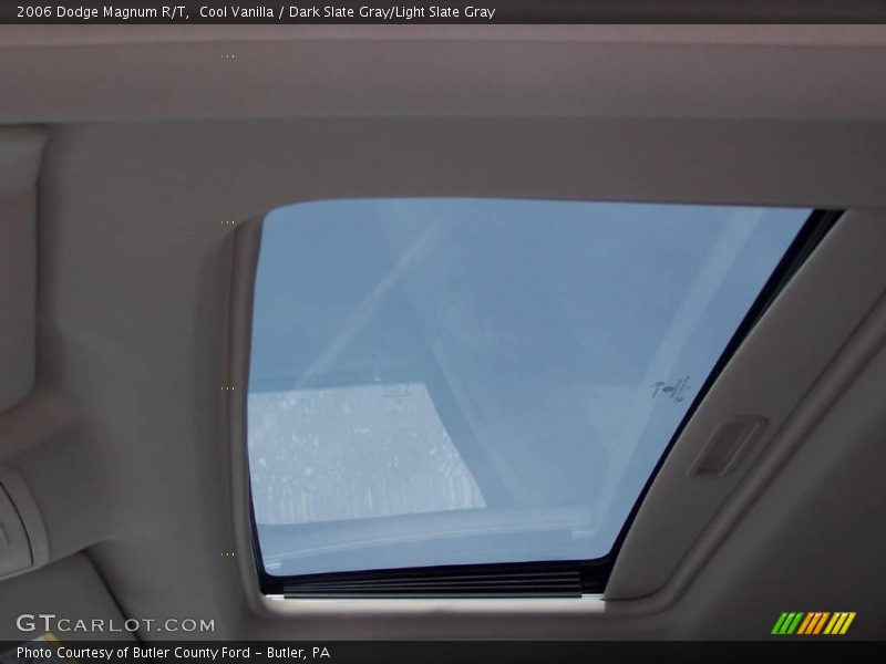 Cool Vanilla / Dark Slate Gray/Light Slate Gray 2006 Dodge Magnum R/T