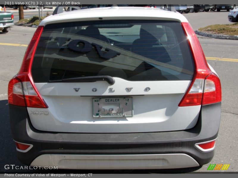 Ice White / Off Black 2011 Volvo XC70 3.2