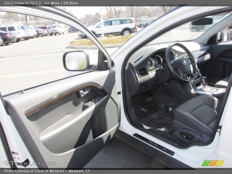 Ice White / Off Black 2011 Volvo XC70 3.2