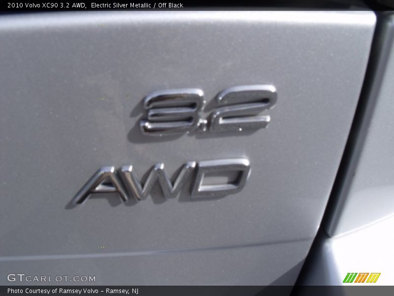 Electric Silver Metallic / Off Black 2010 Volvo XC90 3.2 AWD