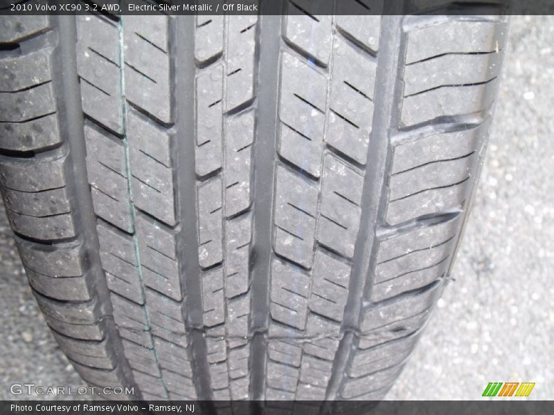 Electric Silver Metallic / Off Black 2010 Volvo XC90 3.2 AWD