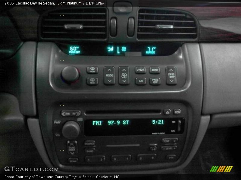 Light Platinum / Dark Gray 2005 Cadillac DeVille Sedan