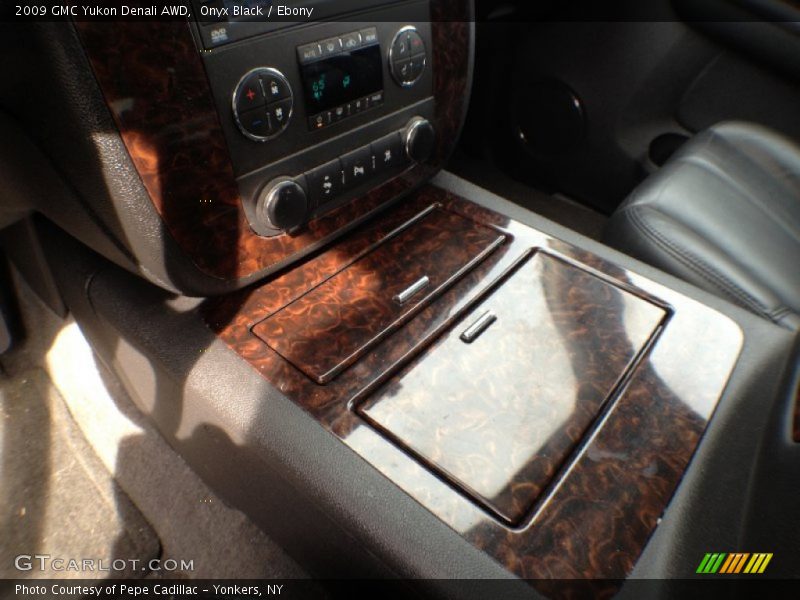 Onyx Black / Ebony 2009 GMC Yukon Denali AWD