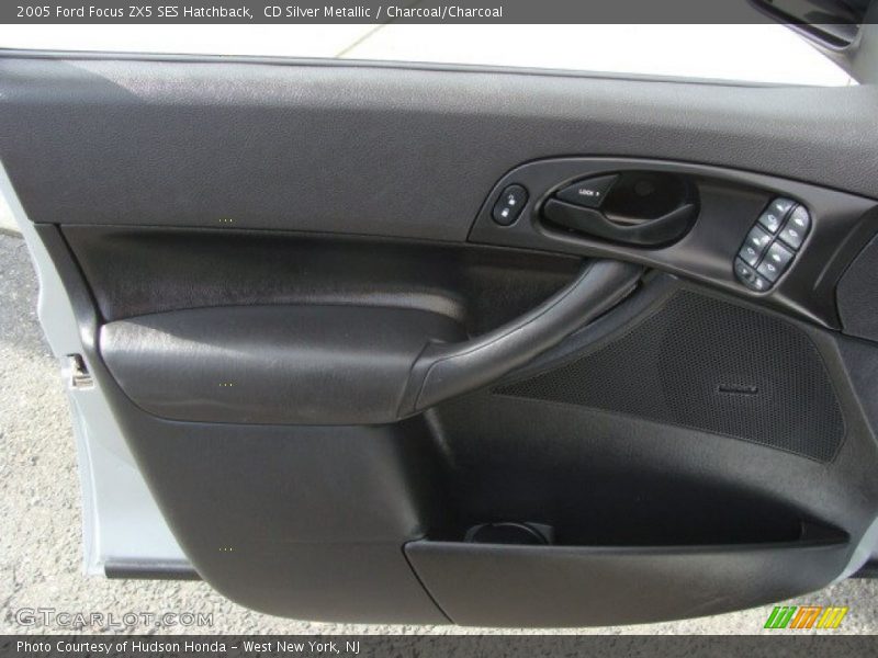 CD Silver Metallic / Charcoal/Charcoal 2005 Ford Focus ZX5 SES Hatchback