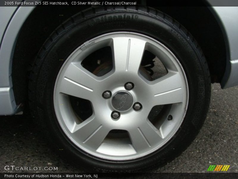 CD Silver Metallic / Charcoal/Charcoal 2005 Ford Focus ZX5 SES Hatchback