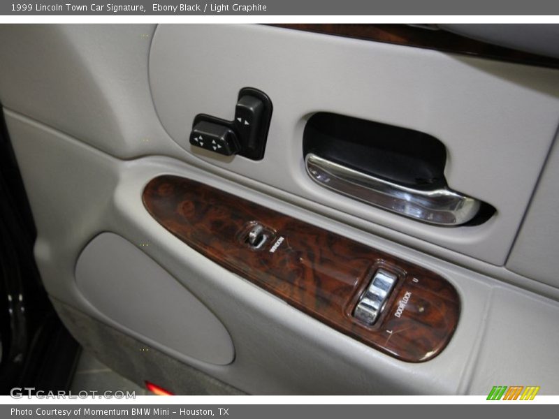 Ebony Black / Light Graphite 1999 Lincoln Town Car Signature