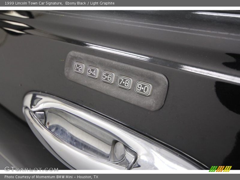 Ebony Black / Light Graphite 1999 Lincoln Town Car Signature
