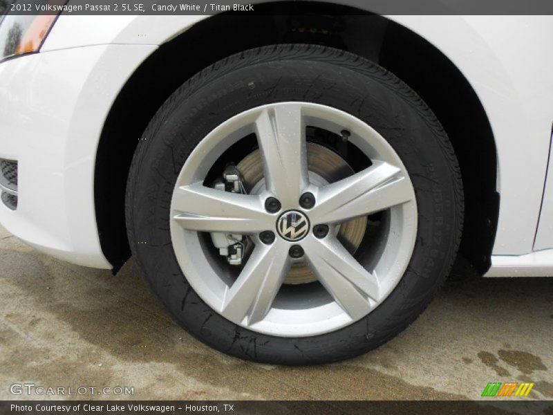 Candy White / Titan Black 2012 Volkswagen Passat 2.5L SE