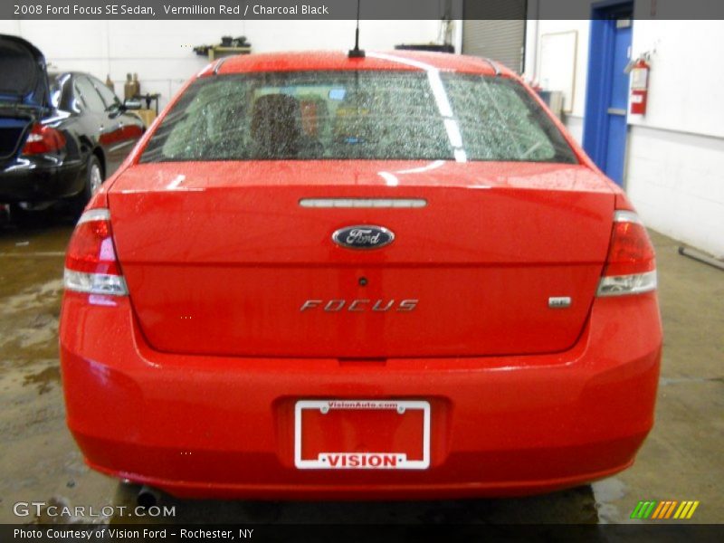 Vermillion Red / Charcoal Black 2008 Ford Focus SE Sedan