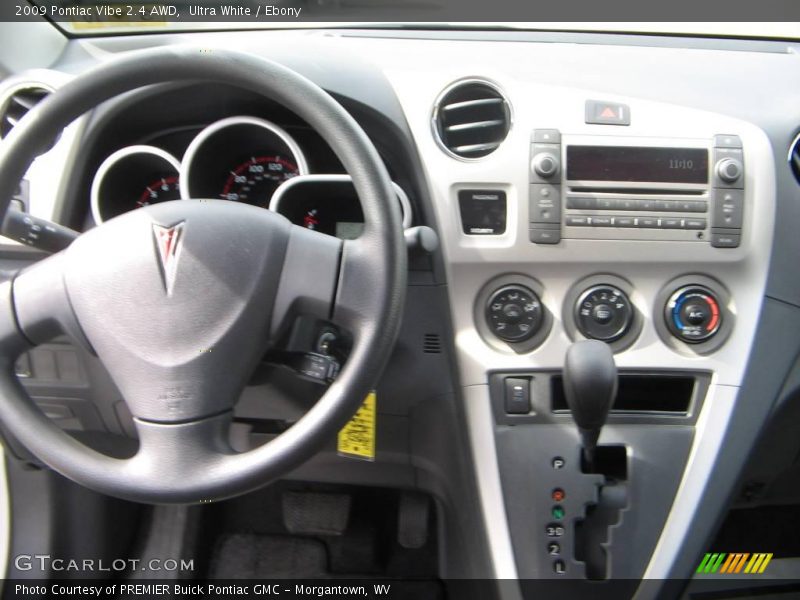 Ultra White / Ebony 2009 Pontiac Vibe 2.4 AWD
