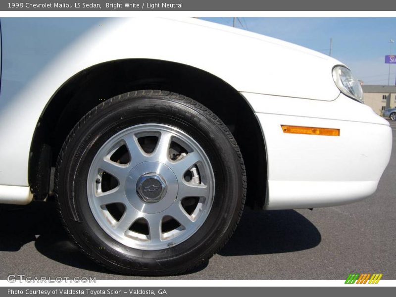 Bright White / Light Neutral 1998 Chevrolet Malibu LS Sedan