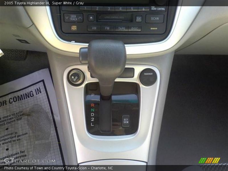 Super White / Gray 2005 Toyota Highlander I4