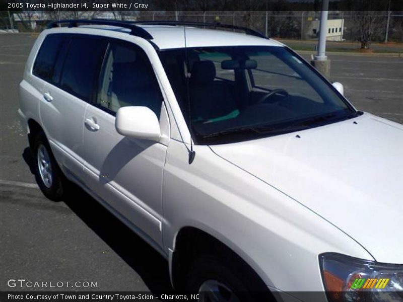 Super White / Gray 2005 Toyota Highlander I4