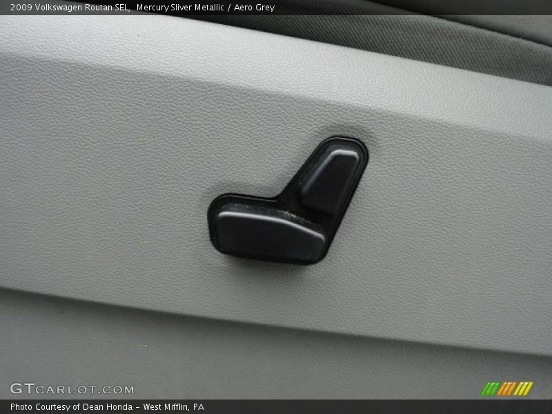 Mercury Sliver Metallic / Aero Grey 2009 Volkswagen Routan SEL