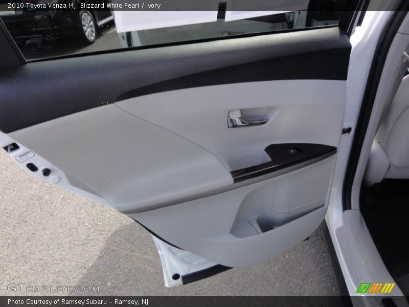 Blizzard White Pearl / Ivory 2010 Toyota Venza I4