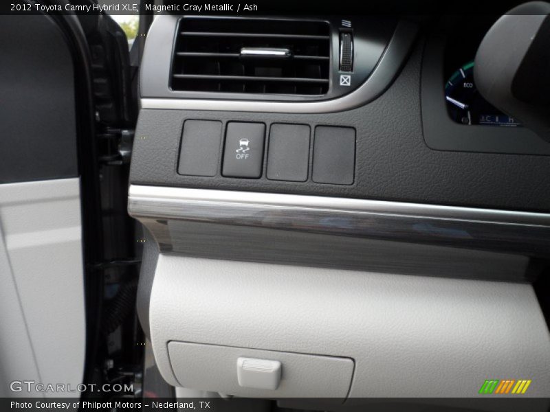 Controls of 2012 Camry Hybrid XLE