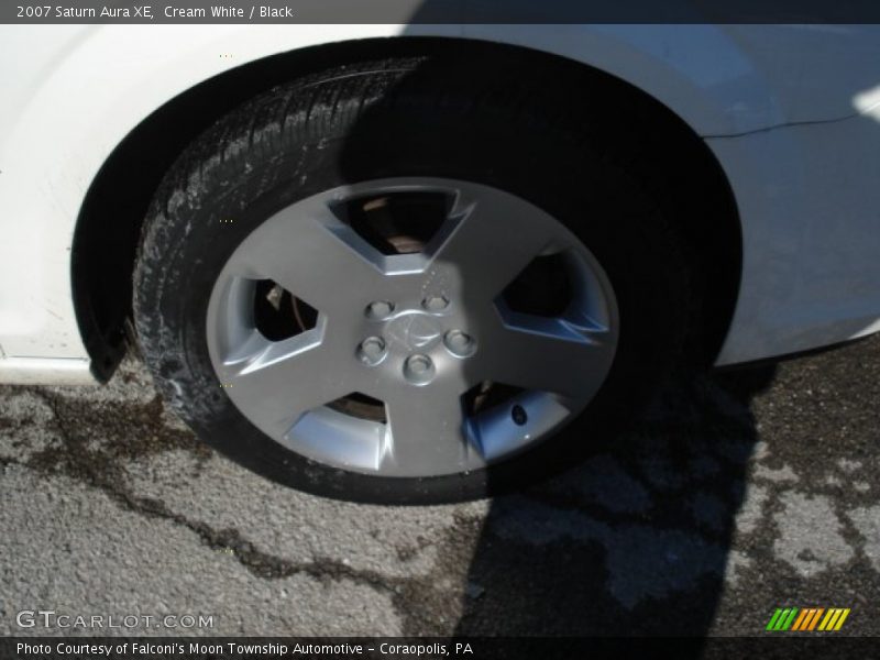 Cream White / Black 2007 Saturn Aura XE