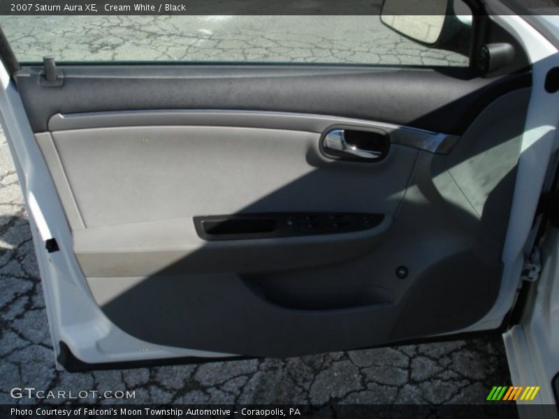 Cream White / Black 2007 Saturn Aura XE