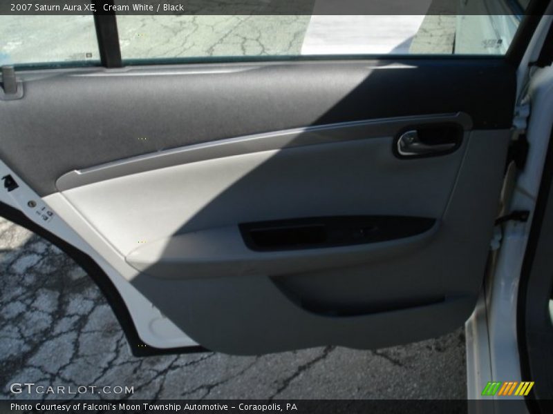 Cream White / Black 2007 Saturn Aura XE