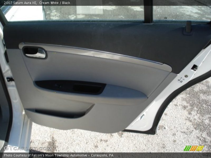 Cream White / Black 2007 Saturn Aura XE