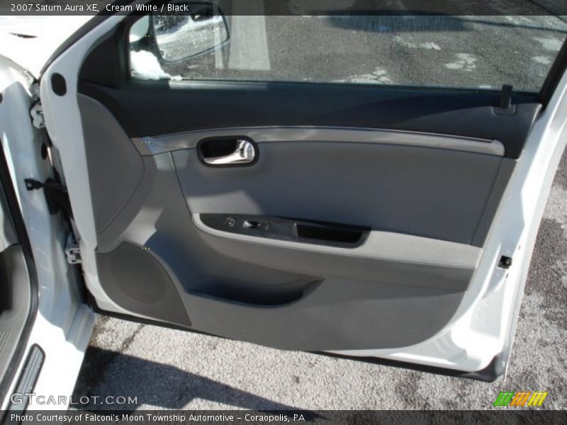 Cream White / Black 2007 Saturn Aura XE