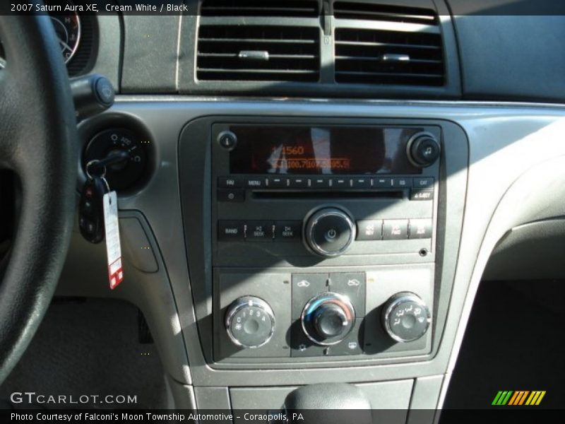 Cream White / Black 2007 Saturn Aura XE