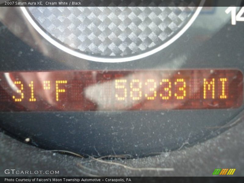 Cream White / Black 2007 Saturn Aura XE
