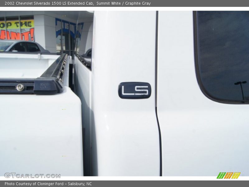 Summit White / Graphite Gray 2002 Chevrolet Silverado 1500 LS Extended Cab