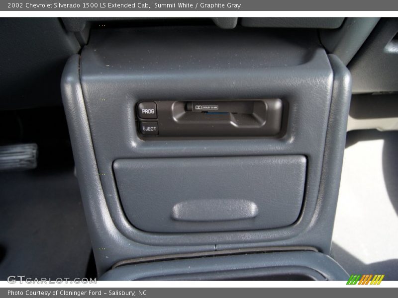 Summit White / Graphite Gray 2002 Chevrolet Silverado 1500 LS Extended Cab