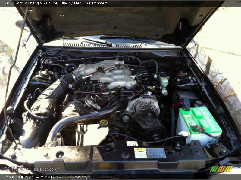Black / Medium Parchment 2000 Ford Mustang V6 Coupe