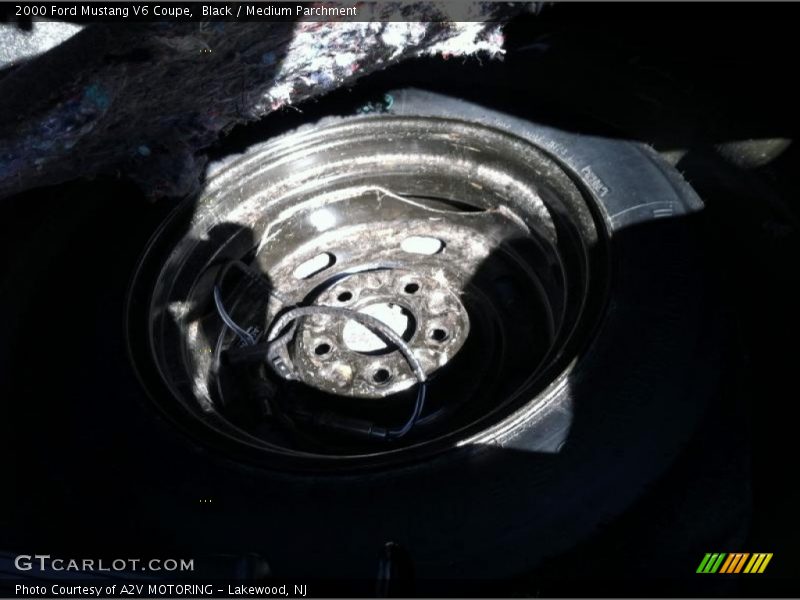 Black / Medium Parchment 2000 Ford Mustang V6 Coupe