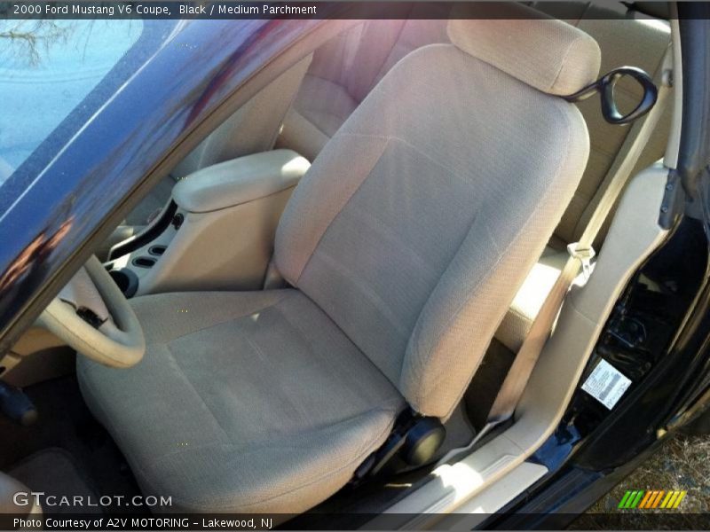 Black / Medium Parchment 2000 Ford Mustang V6 Coupe