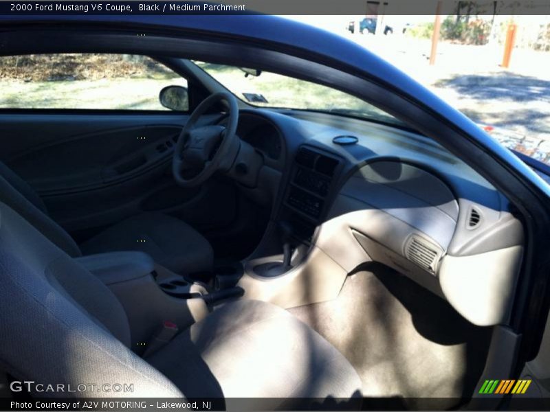 Black / Medium Parchment 2000 Ford Mustang V6 Coupe