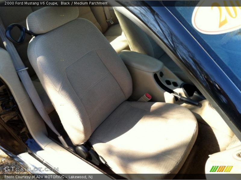 Black / Medium Parchment 2000 Ford Mustang V6 Coupe