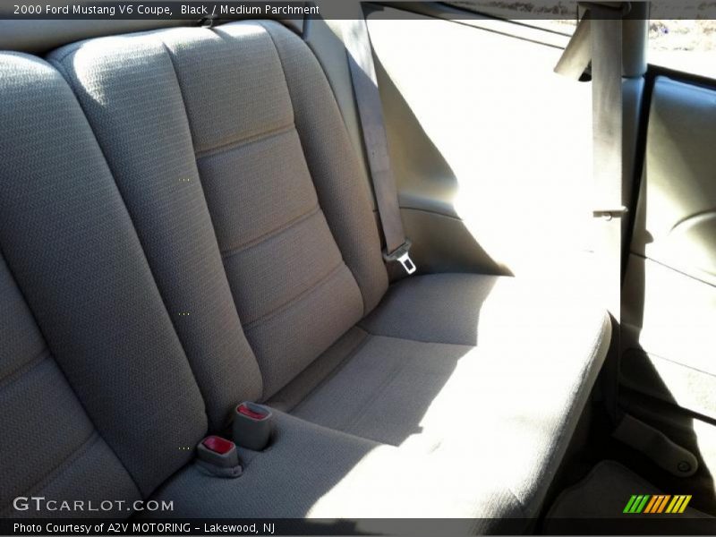 Black / Medium Parchment 2000 Ford Mustang V6 Coupe