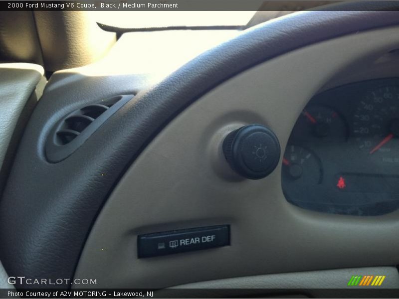 Black / Medium Parchment 2000 Ford Mustang V6 Coupe