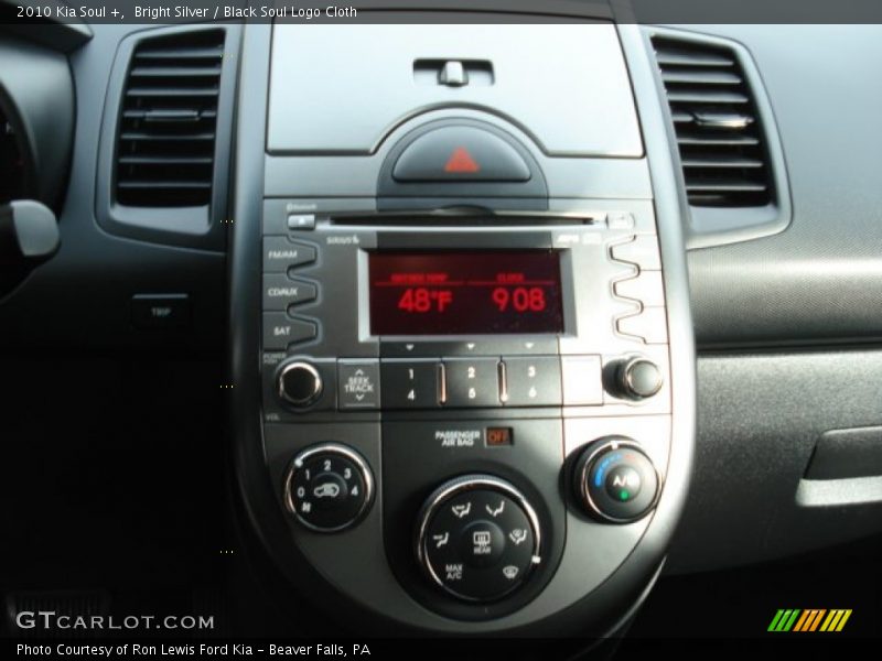 Bright Silver / Black Soul Logo Cloth 2010 Kia Soul +