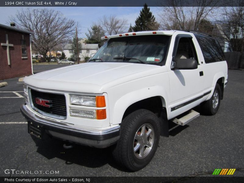 Front 3/4 View of 1994 Yukon SLE 4x4