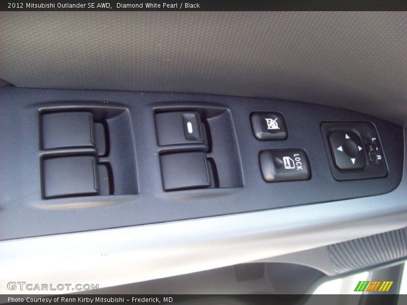 Diamond White Pearl / Black 2012 Mitsubishi Outlander SE AWD