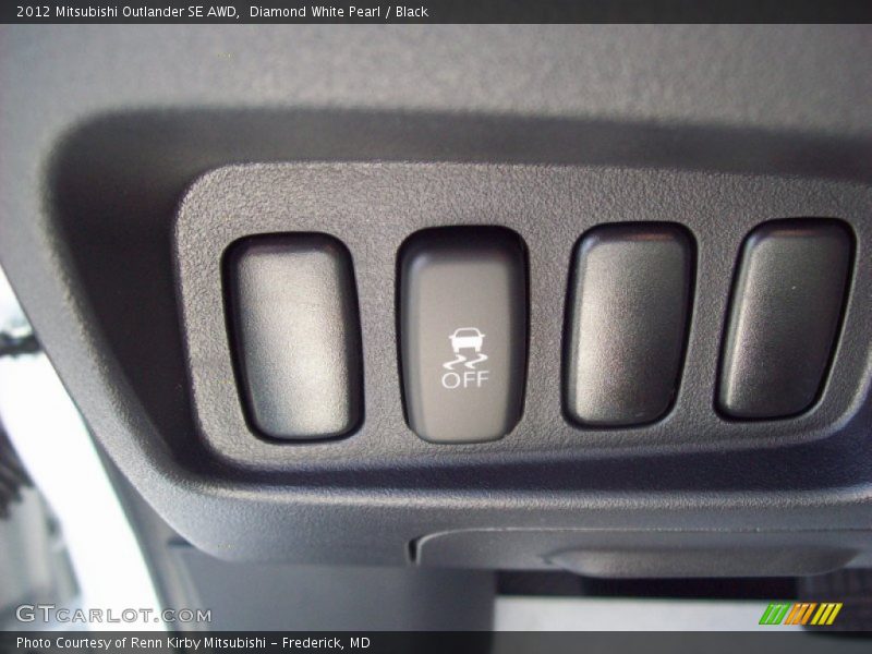 Diamond White Pearl / Black 2012 Mitsubishi Outlander SE AWD