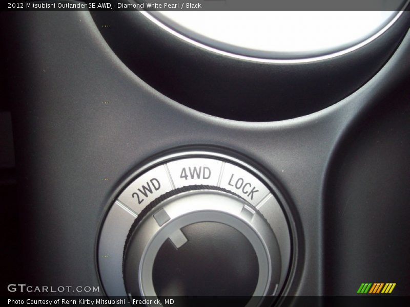 Diamond White Pearl / Black 2012 Mitsubishi Outlander SE AWD