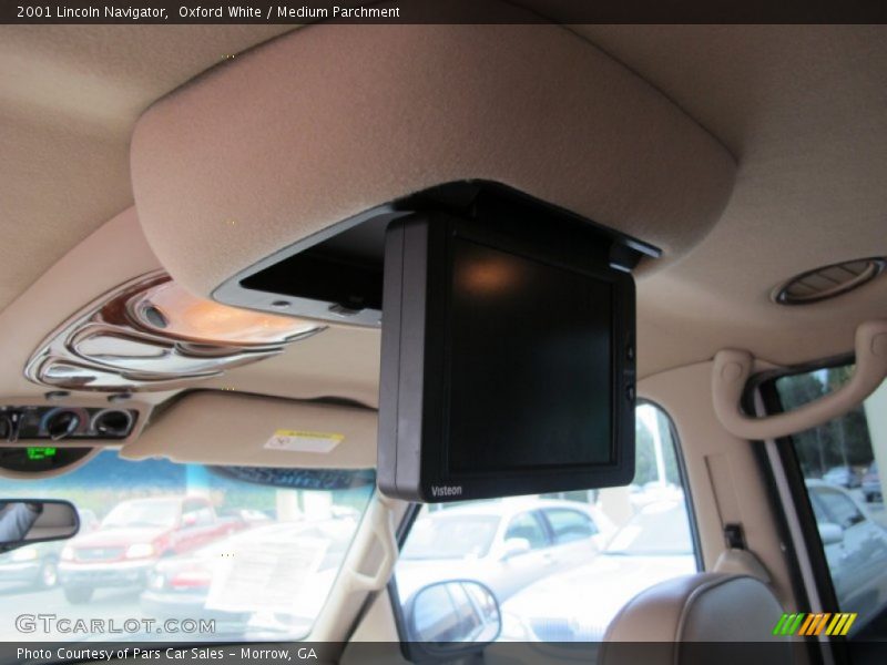 Oxford White / Medium Parchment 2001 Lincoln Navigator