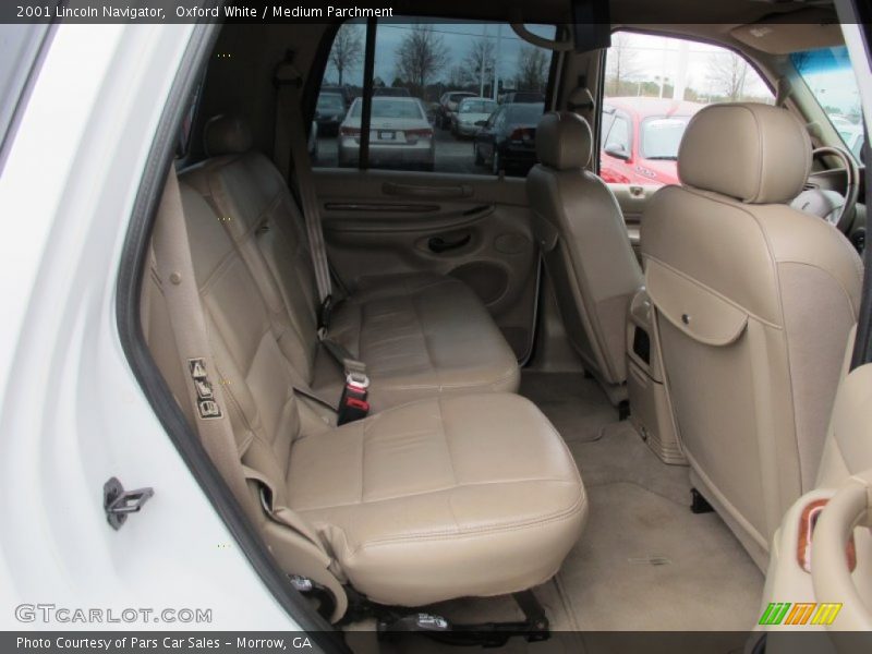 Oxford White / Medium Parchment 2001 Lincoln Navigator