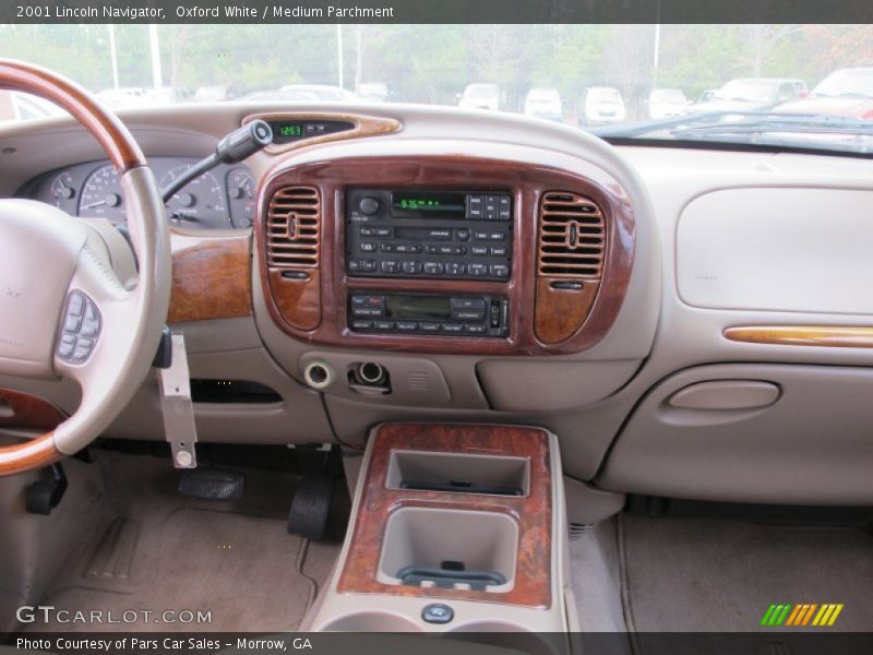 Oxford White / Medium Parchment 2001 Lincoln Navigator