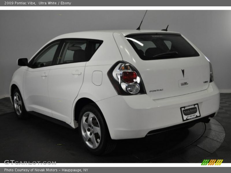 Ultra White / Ebony 2009 Pontiac Vibe