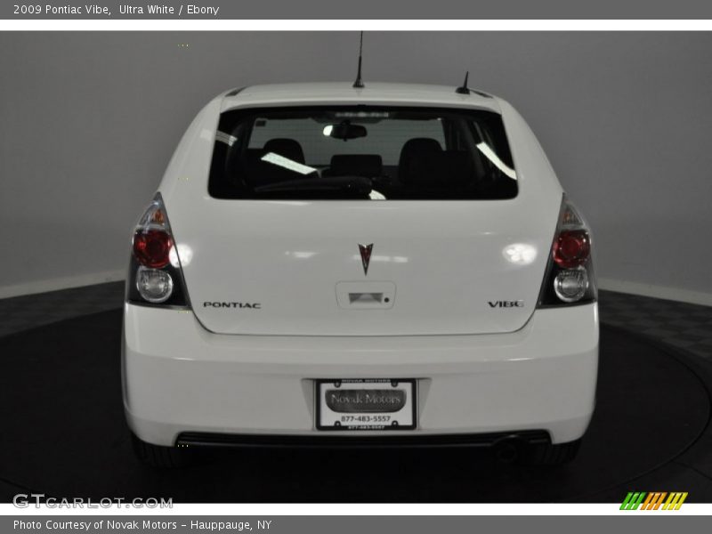 Ultra White / Ebony 2009 Pontiac Vibe